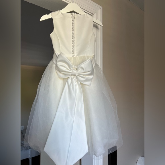 David’s bridal CROCHET CAP SLEEVE RUFFLE FLOWER GIRL DRES and headpiece. - Picture 5 of 8